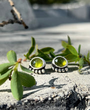 Load image into Gallery viewer, Peridot Bud earrings