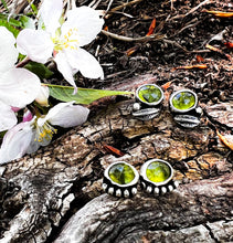 Load image into Gallery viewer, Peridot Bud earrings