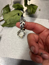 Load image into Gallery viewer, Vine crown peridot